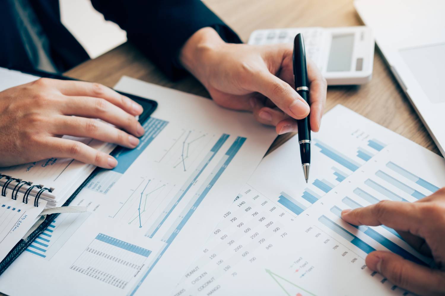 accounting-staff-of-the-company-are-jointly-analyz-2022-10-06-05-57-40-utc (1)